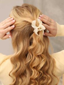 claw clip waves hair